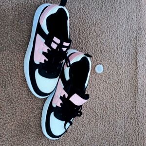 Womans Tennis Shoes